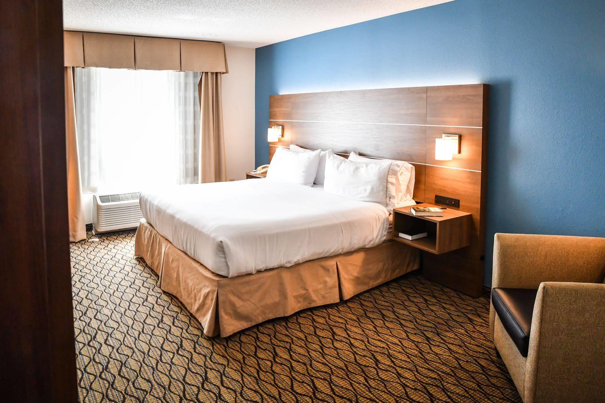 Holiday Inn Express Hotel & Suites - Concord By Ihg Каннаполис Экстерьер фото